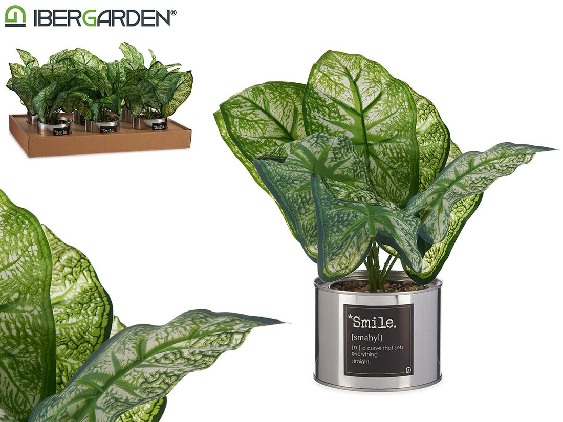 Maceta de metal plateado con planta verde artificial
